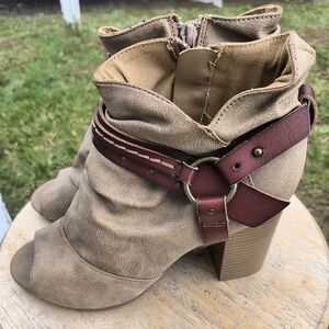 CLOSET CLOSEDOWN⚠️🚨SO Tan/Brown Open Toe, Heel Zip Booties
